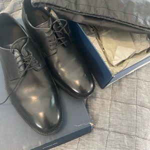 Mens Cole Haan lace up shoe in black. Only worn once!